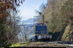 Der Bhe 4/8 301 fährt am 6. März 2015 zwischen Montreux-Les Planches und Toveyre bergauf. Nur die Skis auf dem Vorstellwagen erinnern an diesem schönen Frühlingstag daran, dass weiter oben perfekte Schneeverhältnisse herrschen - von La Perche aus kann noch bis Haut-de-Caux hinuntergefahren werden.