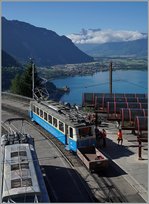 Der Richtung Rochers de Naye fahrende Bhe 2/4 204 begegnet in Glion dem nur teilweise zu sehenden Bhe 2/4 203.