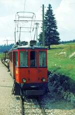 NStCM__Im Bahnhof von St.Cergue_Tw Nr.2 mit zwei offenen G-Wagen.__09-1976