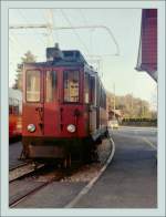 Bei den hochbeinigen alten NStCM Triebwagen schien mir Hochformat am Besten geeignet: ABDe 4/4 N in St Cergue im Herbst 1985.