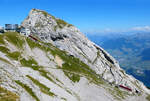 Zwei Doppeltriebwagen n�hern sich der Bergstation Pilatus Kulm, (links) auf 2132 m�M.
