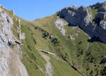 Zwei Doppeltriebwagen fahren etwas unterhalb der Bergstation in die Eselswand ein.