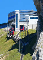 Der eine Doppeltriebwagen steht bereits am Bahnsteig im Bahnhof Pilatus Kulm, der andere f�hrt sogleich in die Bergstation ein.