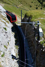 Der Doppeltriebwagen n�hert sich dem Einschnitt vor dem Tunnel. Das Foto wurde vom Wanderweg aus aufgenommen. Pilatus Kulm, 19.8.2026