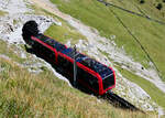 Seltene Perspektive auf den Doppeltriebwagen vom Wanderweg bzw Bergpfad aus etwas unterhalb der Bergstation Pilatus Kulm, 19.8.2026