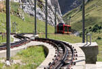 Der Doppeltriebwagen n�hert sich der Bergstation Pilatus Kulm, die Weiche steht ins linke Gleis. Pilatus Kulm, 19.8.2026