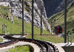 Der zweite Doppeltriebwagen kommt um die Ecke, die Weiche steht ins rechte Gleis, die Einfahrt in die Bergstation kann erfolgen. Pilatus Kulm, 19.8.2026
