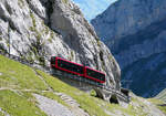 Der Doppeltriebwagen hat direkt unter der Bergstation den obersten Tunnel verlassen und f�hrt in der fantastischen Berglandschaft bergw�rts.