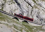 Kleine Br�cke vor der Felswand gleich unterhalb der Bergstation Pilatus Kulm.
