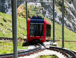 Der erste der beiden Doppeltriebwagen verl�sst die Bergstation.