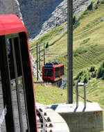 Der zweite Doppeltriebwagen verl�sst die Bergstation, der erste rollt etwas weiter unten talw�rts. Pilatus Kulm, 19.8.2026
