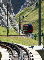 Ein spezieller Fotostandpunkt direkt neben dem Gleis bei der Bergstation Pilatus Kulm, 19.8.2026
