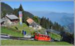 Einzige Ausweichstelle der Pilatusbahn in Aemsigen mit Vierwaldstttersee, dem Brgenstock und der Rigi ganz hinten (Pyramide Bildmitte).(04.10.2011)