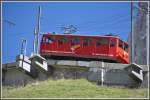 Bestndig, aber unschn. Viel Beton wurde fr die Vergrsserung der Bahnanlagen auf dem Pilatus verbaut. Wagen 28 erreicht die Gipfelstation nach 40 Minuten und rund 1550 Hhenmetern. (27.08.2012)