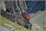 Wagen 26 der Pilatusbahn auf dem Lehnenviadukt oberhalb des Fleimentunnels.