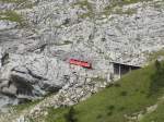 Ein Triebwagen der Pilatusbahn zwischen den Felsen am 3.September 2011