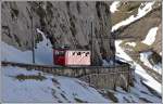 Unterhalb der Bergstation fährt die Bahn der Selwand entlang. (20.05.2014)