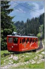 Wagen 24 auf Bergfahrt oberhalb Aemsigen mit Blick hinunter zum Sarnersee.