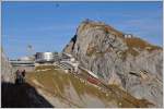 Pilatus Kulm mit Bergstation und dem runden Hotel Bellevue vor dem 2118m hohen Esel.(02.11.2014)