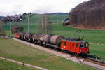RBS/SZB Regionalverkehr Bern-Solothurn: Ölzug mit De 4/4 105 und De 4/4 101 auf dem Dreischienengeleise in Deisswil am 28.