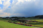  Mandarinli  in Gewitterstimmung: Züge 56 und 54 im Aufstieg von Worb. Dahinter die Voralpenkette in lokalen Stürmen. 22.August 2018 