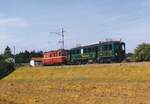 Regionalverkehr Bern Solothurn/RBS.
SZB-Erinnerungen aus dem Jahre 1993.
De 4/4 103 mit CFe 4/4 11  HOSCHTET SCHNÄGG  auf gemeinsamer Fahrt im Limpachtal bei Kräiligen.
Nach der Ausrangierung wurde der Gütertriebwagen De 4/4 103 verschrottet.
Foto: Walter Ruetsch