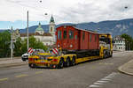 Regionalverkehr Bern-Solothurn/RBS.
Am 28. August 2020 hat der älteste Gütertriebwagen Gem 4/4 121, ehemals SZB, seine Heimat für immer verlassen. 108 Jahre lang leistete er seine Dienste im Güterverkehr und während den letzten Jahren noch beim Bahndienst.
Dank dem Bahnhistorischen Verein Solothurn-Bern soll er der Nachwelt in einem Museum ehalten bleiben.
In der grossen Halle in Egolzwil warten schon weitere historische RBS ehemals SZB/VBW-Fahrzeuge auf die Aufarbeitung.
Auf der Fahrt durch Solothurn.
Foto: Walter Ruetsch 