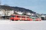 Der RBS-Be 4/12 58 am 30. Januar 2004 auf der damaligen Linie W kurz vor Stettlen. Auf dem Niederflur-Mittelwagen B 49 sind rote Strichmännchen zu sehen, welche als künstlerische Gestaltung das Design des Wagens verschönern sollten.