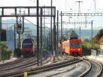 SBB & RBS  - SBB Lok 460 108-6 am Schieben eines IR nach Bern und der RBS Triebwagen Be 4/8 52 als Regio nach Urtenen beim Bahnhof Oberzollikofen am 01.09.2009