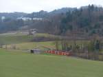 Zwischen Bolligen und Deisswil fährt RBS-S-Bahn Linie 7 in Richtung Bern Hauptbahnhof.