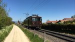 Auf meiner heutigen Velotour wurde ich von diesem Extrazug berrascht; Bre 4/4 Nr. 1  Pendler-Pintli  zwischen Schalunen und Bren zum Hof, 05.05.2016. 