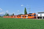 SlowUp Solothurn-Bucheggberg 2016: Die RE's Solothurn-Bern verkehrten heute in Doppeltraktion, Seite Bern war jeweils ein Seconda eingereiht. Diese werden planmssig nicht mehr bis Solothurn eingesetzt; RE 1152 bestehend aus dem Seconda 62 und dem Next 34 in der Limpachebene zwischen Lohn-Lterkofen und Btterkinden, 08.05.2016.