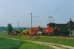 RBS/SZB:
100 JAHRE SOLOTHURN-BERN
Am 27. August 2016 feiert der RBS (ehemals SZB) sein Jahrhundertfest in Solothurn, Bern und Jegenstorf. Zu diesem erfreulichen Gross Anlass ein Rückblick auf die Gütertriebwagen und Güterlokomotiven die ab dem Jahre 1979 noch im täglichen Einsatz standen. Im Jahre 2003 wurde der Güterverkehr zwischen Solothurn und Fraubrunnen eingestellt.
Dienstzug mit einer Ge 4/4 bei Büren zum Hof im Mai 1991.
Die beiden Ge 4/4 111-112 (1927), ehemals Hagener Strassenbahn werden im Winter noch für Schneeräumungsfahrten eingesetzt.
Foto: Walter Ruetsch
