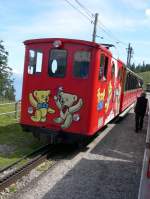 Bei der Zugkreuzung in Breitlauenen komt uns diese  Werbelok  der SPB entgegen.