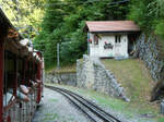 Ein etwas hoher Bahnsteig bei diesem malerischen Bahnhof! Rotenegg (886 m�M) ist aber kein offizieller Bahnhof, sondern 'nur' eine Kreuzungsstelle.