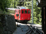 Unser Zug wartet in der Dienststation Rotenegg (886 m�M) den Gegenzug ab. Die talw�rts fahrenden Z�ge sind meist mit gesenktem Pantograf unterwegs. Wilderswil - Schynige Platte, 22.7.2026