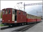 He 2/2 18 stellt einen Zug der Schynige-Platte-Bahn bereit. (12.10.2007)