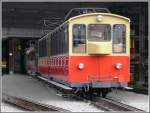 Im Vordergrund zwei moderne Vorstellwagen der Schynige-Platte-Bahn vor der Wageneinstellhalle in Wilderswil. (12.10.2007)