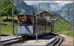 Zug 655 mit der Lok 12 und den Sommerwagen 8 und 9 fhrt in Breitlauenen ein.