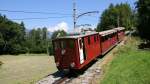 SPB Zahnradlok He 2/2 14 mit Wagen Nr. 3 und 7 talwrts fahrend kurz vor Wilderswil. (11.08.2012)