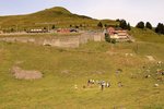 So sieht Alphorn-Unterricht aus. Derweil ruht sich ein Zug der Schynigen Platte Bahn in der Bergstation aus. 3.September 2016.  