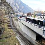 Mont-Blanc-Express__SEV wegen Strecken-Bauarbeiten zwischen Martigny und Vernayaz. Die enge Kurve aus dem Betriebsgelände heraus auf die Durchgangsstraße nach Martigny war von den meisten Bussen nicht in einem Zug, ohne zu Rangieren, mit ku ...