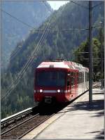 Am Abgrund! Zwischen Le Chtelard Frontire und Finhaut fhrt der Triebzug BDeh 4/8 3 (Z 803) der TMR (Mont Blanc Express) auf einem Stromschienenabschnitt durch eine grandiose Hochgebirgswelt