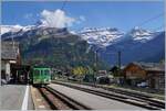 Der ASD BDe 4/4 402 mit Bt (ex BLT) wartet in Les Diablerets auf die Abfahrt nach Aigle. 
Dieses Bild zeigt im Vergleich zum vorhergehenden bedeutend weniger Bahn, dafür eine weit üppigere Aussicht auf die Berg rund um Les Diablerets. 

3. Oktober 2019