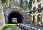 Betrieblicher Endbahnhof der Aigle-Leysin-Bahn: Leysin-Grand-Hotel. Im Frühling 2022 mussten die Fahrgäste jeweils im Tunnel ein- und aussteigen, weil der Zug vor dem Bahnsteig anhielt (siehe Haltesignal im Gleis). Leysin, 2.5.2022