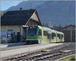 In Les Diablerets, bei kräftigem Gegenlicht wartet der TPC ASD ABe 4/8 472 als R71 431 auf die Abfahrt nach Aigle.