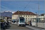 Der TPC ASD ABe 4/8 473 ist als R71 von Les Diablerets nach Aigle unterwegs und hält kurz in Aigle Place du Marché. Die Haltestelle ist nun mit einem Bahnsteig versehen worden und befindet sich gut 50 Meter nördlicher der  alten  Haltestelle. Zudem wurden wie bereits erwähnt neue, den alten sehr gut nachempfundene Fahrleitungsmasten aufgestellt. 

9. Februar 2026