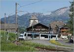 Der mit der gef�lligen  Glacier 3000  Gestaltung versehene TPC ASD ABe 4/8 473 ist als R 71 427 auf dem Weg von Les Diablerts nach Aigle und passiert nach dem verlassen der Haltestelle Vers l'Eglise das h�bsche, gleichnamige Dorf mit der imposanten, namensgebenden Kirche. 

31. Mai 2026