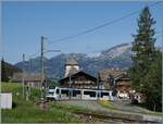 Vor dem Hintergrund des schmucken Ortes Vers-l'Eglise und den Waadtl�nder Alpen bei Leysin ist der ABe 4/12 473 auf der Fahrt von Les Diablerets nach Aigle.