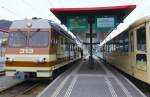 TPC/AL-Zug mit BDeh 4/4 (links) ist vor ein paar Minuten aus Leysin eingefahren. Bald gehts mit diesem Pendelzug wieder dort hinauf. Rechts ein Salonwagen der ASD. Bahnhofplatz Aigle, 28. Mrz 2010, 15:39